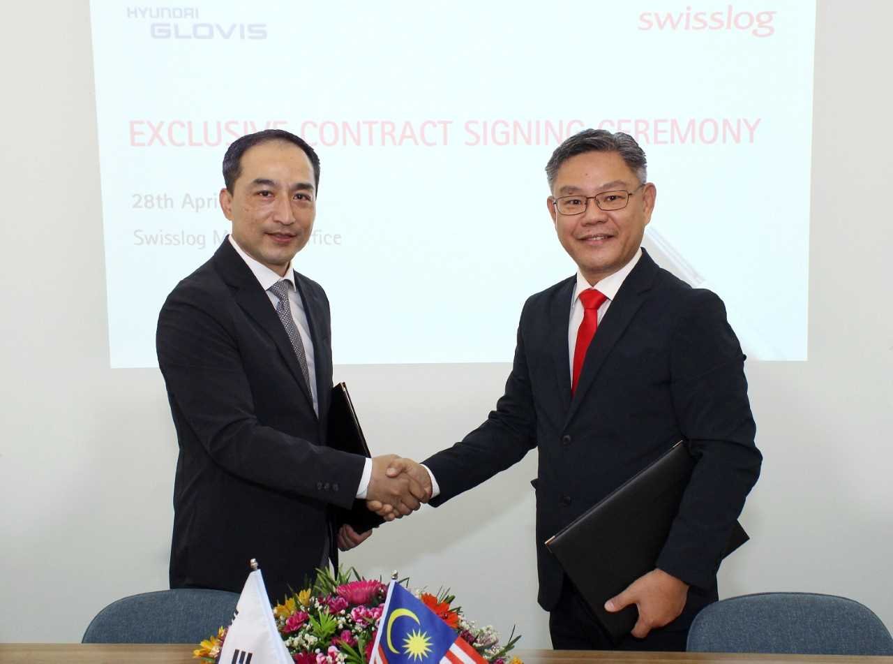 Hyundai Glovis’ Vice President and Head of Future Business Center Park Man-soo (left) and Seng Teck Koh, the Asia-Pacific chief of Swisslog, shake hands during a recent signing ceremony of a sales rights deal. (Hyundai Glovis)