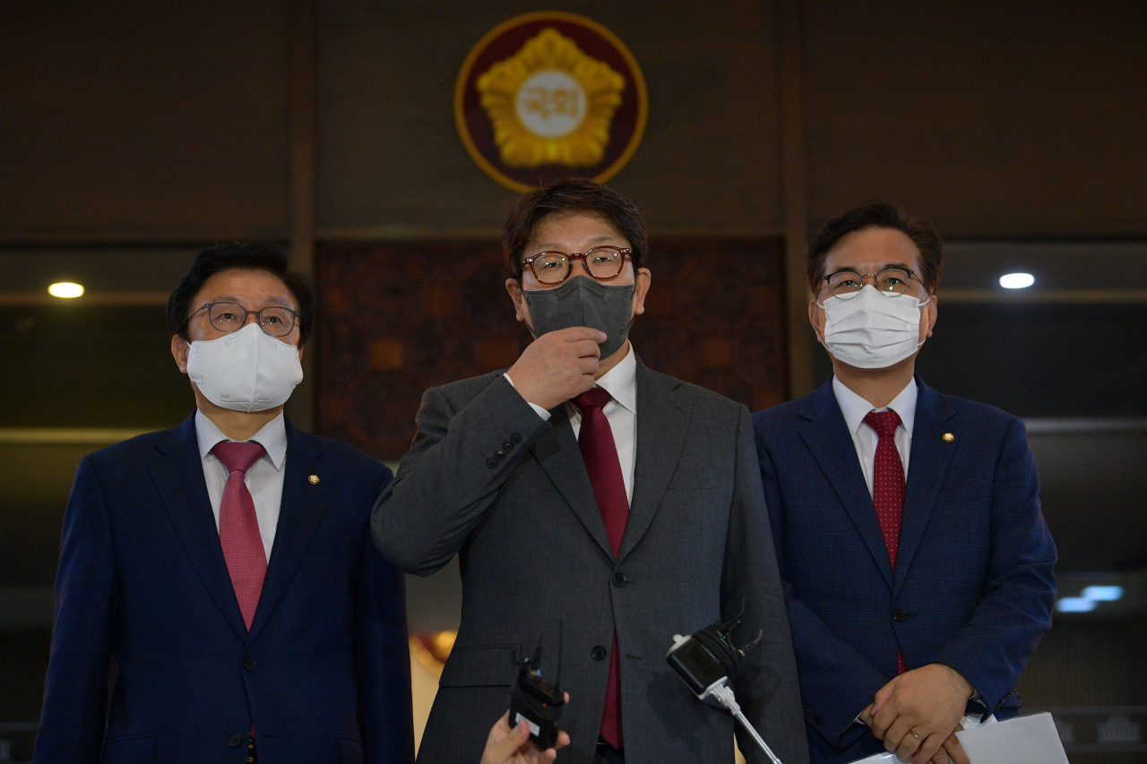 권성동 국민의힘 원내대표가 4월30일 국회(임시회) 1차 본회의 산회 후 본회의장을 나서며 브리핑하고 있다. [연합]