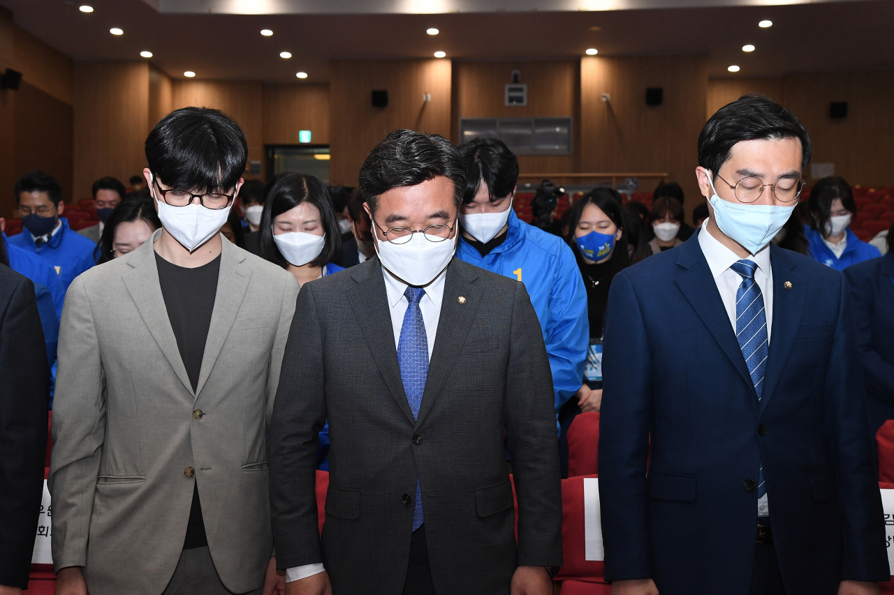 권지웅 더불어민주당 첫출마지원단장(왼쪽부터), 윤호중 공동비상대책위원장, 장경태 첫출마지원단장이 1일 서울 여의도 국회에서 열린 '첫출마지원단 퍼스트펭귄 필승결의대회'에서 묵념하고 있다. [연합]