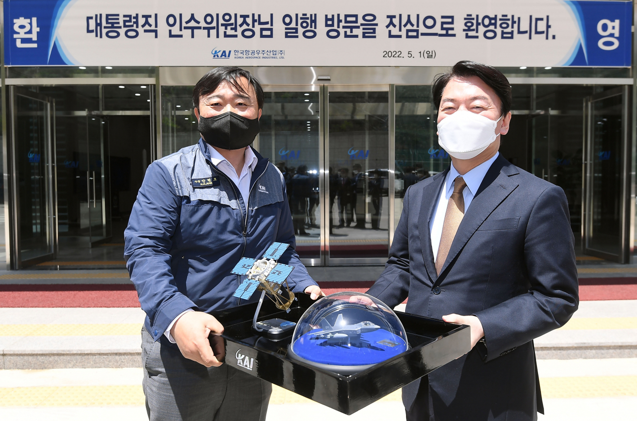 안철수 대통령직 인수위원장(오른쪽)이 1일 우주항공산업 현장간담회를 위해 경남 사천시 한국항공우주산업(KAI)을 방문, 안현호 KAI 대표로부터 기념품을 선물을 받고 있다. [인수위사진기자단]