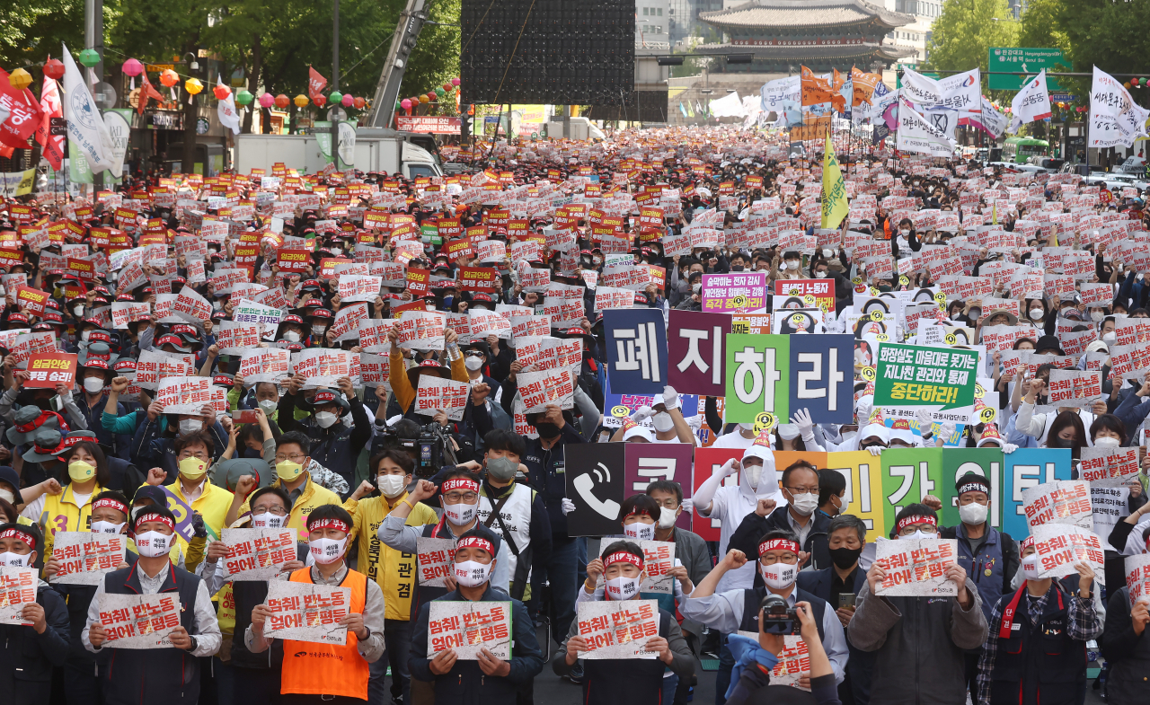전국민주노동조합총연맹 조합원들이 1일 오후 서울 중구 숭례문 인근 세종대로에서 열린 2022 세계노동절대회 손팻말을 들고 구호를 외치고 있다. [연합]