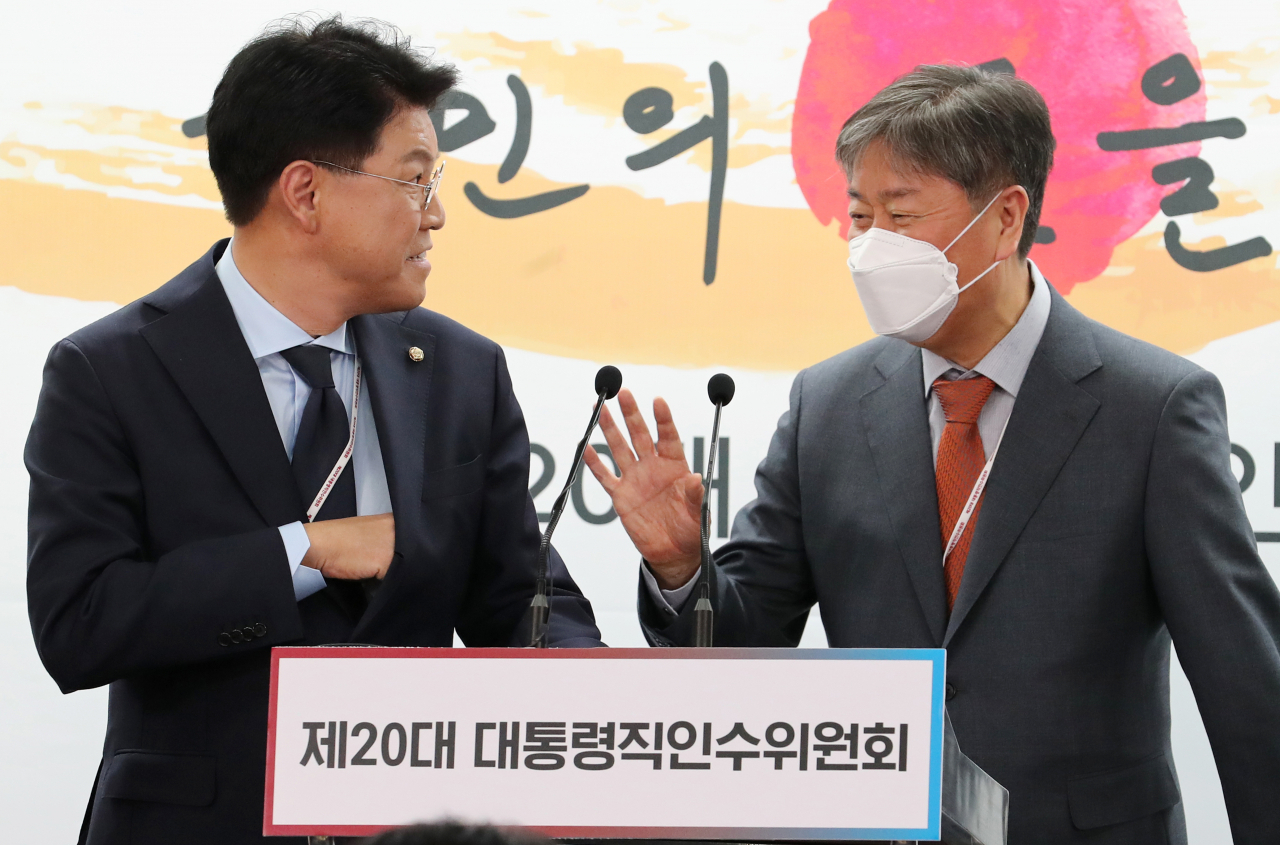 장제원 대통령 당선인 비서실장(왼쪽)이 1일 서울 종로구 통의동 인수위에서 '2실·5수석' 체제로 개편된 대통령실 인선 발표를 마친 뒤 김대기 대통령 비서실장 내정자와 이야기를 하고 있다. [연합]