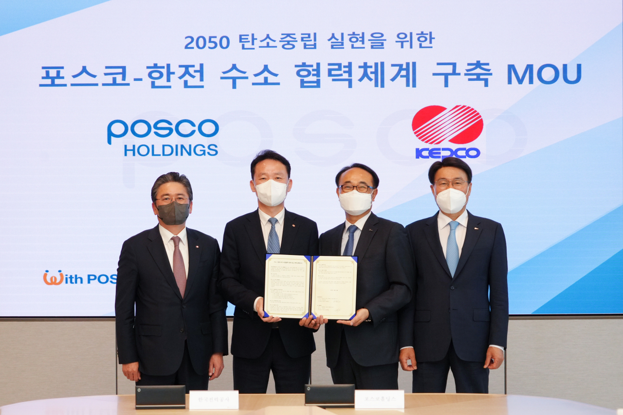 최정우 포스코그룹 회장(오른쪽부터), 유병옥 포스코홀딩스 친환경미래소재팀장(부사장), 최현근 한국전력 전략혁신본부장, 정승일 한국전력 사장이 지난달 29일 ‘수소·암모니아 사업협력 파트너십 구축 양해각서’를 체결하고, 기념사진을 촬영하고 있다. [포스코홀딩스 제공]