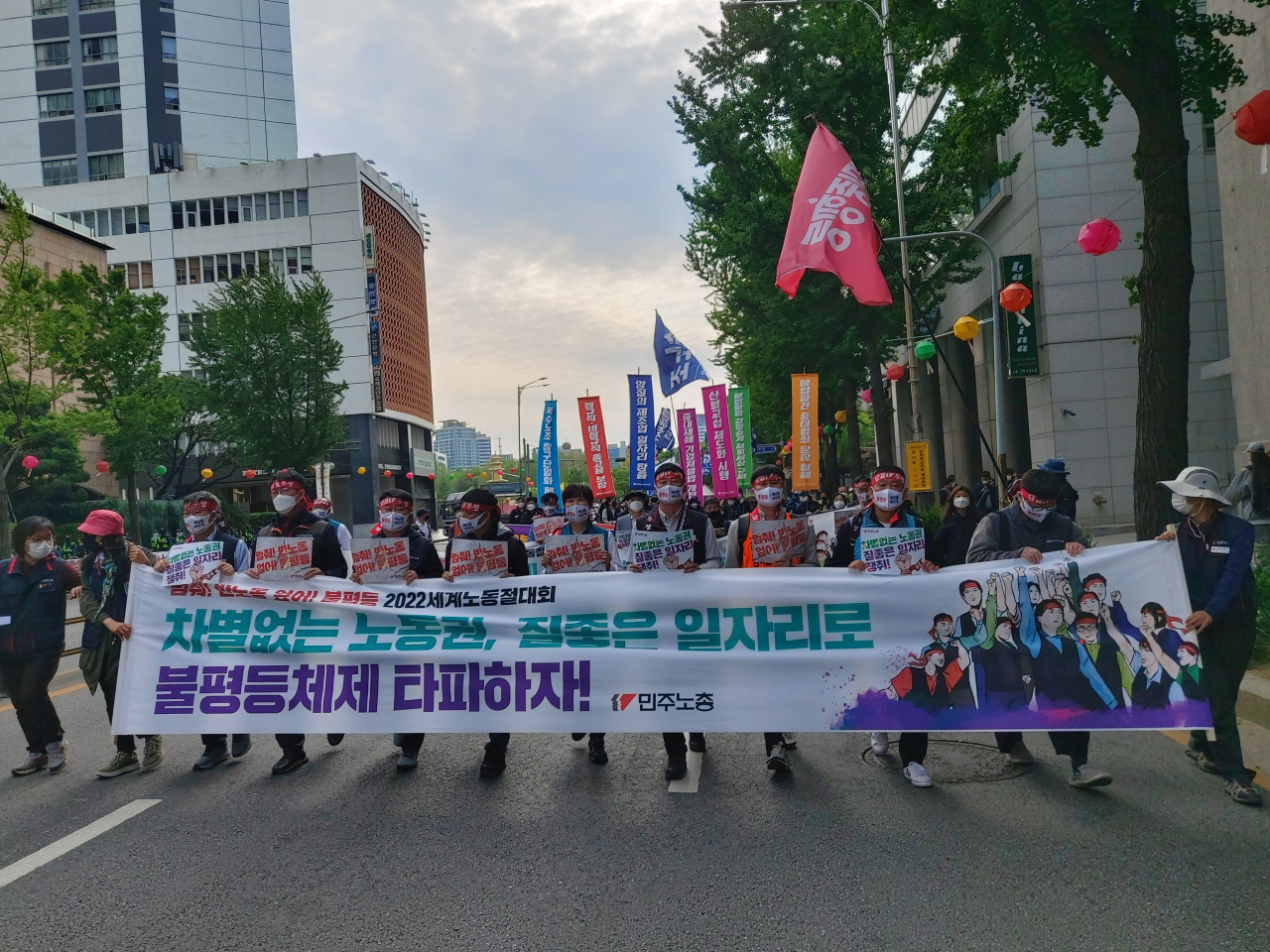 1일 오후 서울 도심에서 전국민주노동조합총연맹(민주노총) 주최로 열린 '2022년 세계노동절대회' 참가자들이 집회가 끝난 뒤 서울 종로구 대통령직인수위원회로 이동하기 위해 서울 중구 롯데호텔 맞은편을 지나고 있다. 김희량 기자