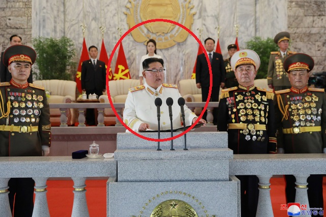 북한이 조선인민혁명군(항일유격대) 창건 90주년인 지난 25일 저녁 평양 김일성광장에서 열병식을 개최했다고 조선중앙통신이 26일 보도했다. [연합]