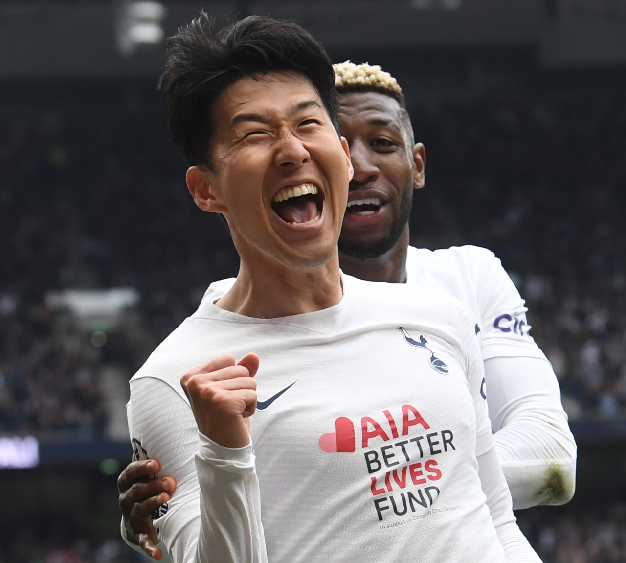 영국 잉글랜드 프로축구 프리미어리그(EPL) 토트넘 홋스퍼의 손흥민이 1일(현지시간) 런던에서 열린 레스터 시티와의 2021-2022시즌 EPL 35라운드 홈 경기에 선발 출전해 골을 넣고 팀 동료와 기뻐하고 있다. [연합]