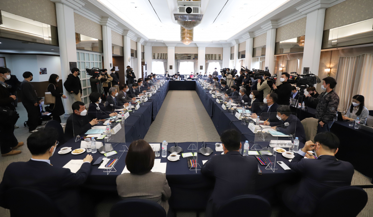 지난 4월 5일 오후 서울 중구 한국프레스센터에서 최저임금위원회 첫 전원회의가 열리고 있다. [연합]