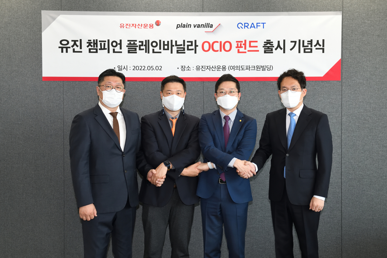 유진자산운용이 퇴직연금 적립금 운용에 OCIO 자산관리 방식을 적용한 ‘유진 챔피언 플레인바닐라 OCIO 펀드’를 오늘2일 출시했다. 사진 왼쪽부터 플레인바닐라 김경식 대표이사, 유진자산운용 주민근 멀티솔루션팀장, 진영재 대표이사, 크래프트 김형식 대표이사. [유진자산운용 제공]