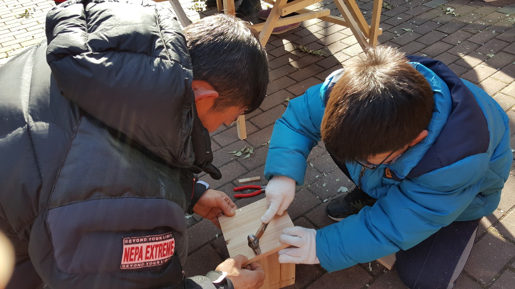 서울 동작구가 5월부터 9월까지 공원 이용객에게 다양한 체험을 제공하는 ‘공원이용프로그램’을 운영한다. 사진은 새집만들기 체험을 하는 모습. [동작구 제공]