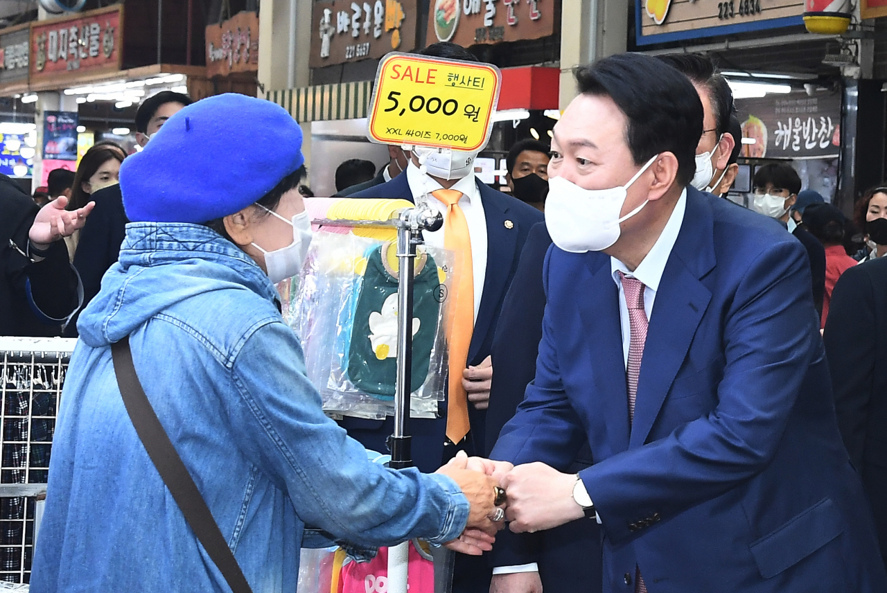 윤석열 대통령 당선인이 지난 4월 29일 충북 청주시 육거리 시장을 방문, 시민과 인사하고 있다. [연합]