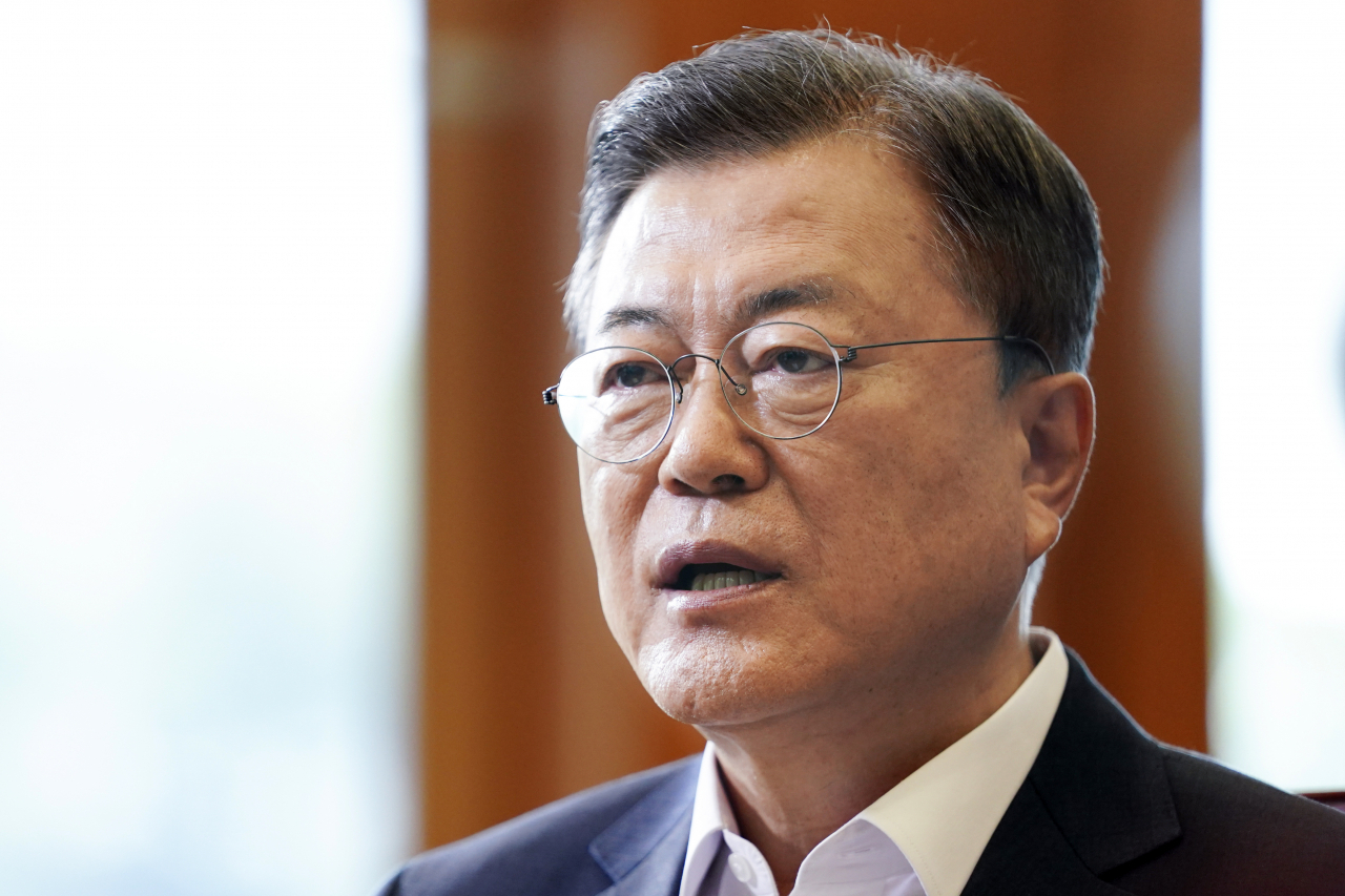 문재인 대통령이 청와대 여민관 집무실에서 이명박 전 대통령 사면 반대 등 국민청원 답변을 하고 있다. [연합]