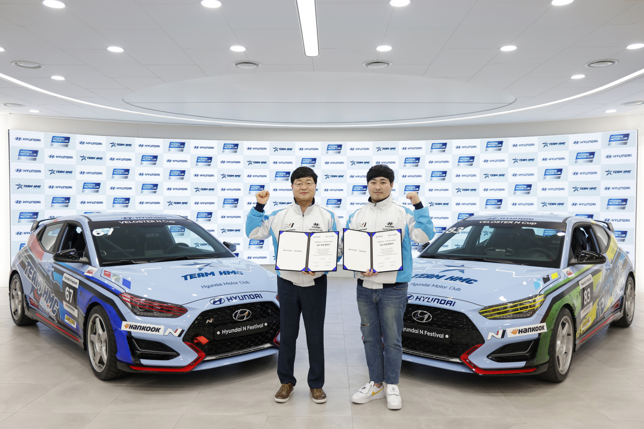 현대차 국내사업본부장 유원하 부사장(왼쪽), TEAM HMC 레이싱팀 김주현 단장. [현대차 제공]