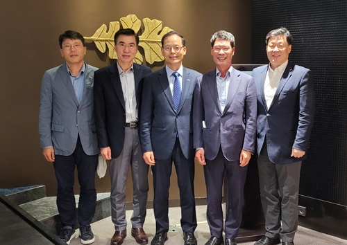 송상락 광양만권경제청장(가운데)과 석유화학협회 임원진이 기념촬영하고 있다. [광양경제청 제공]
