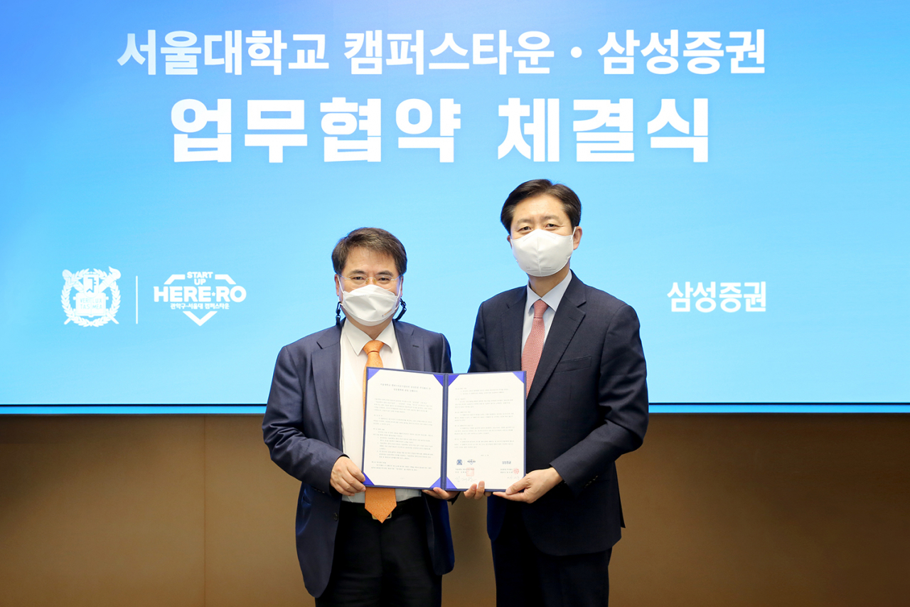삼성증권 채널영업부문장 사재훈 부사장(오른쪽)과 서울대학교 김태완 캠퍼스타운 사업단장이 지난달 29일 서울 서초구 삼성금융캠퍼스에서 업무협약을 체결하고 있다. [삼성증권 제공]