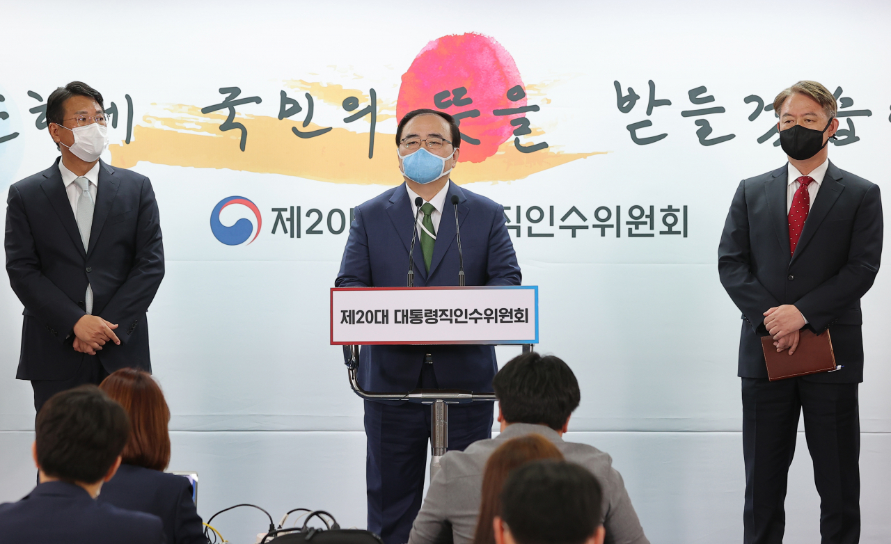 대통령실 국가안보실장 내정자 김성한 전 외교부 2차관이 1일 오후 서울 종로구 통의동 대통령직인수위원회에서 국가안보실 인선 발표를 마치고 취재진 질문에 답하고 있다. 왼쪽은 안보실 1차장 내정자 김태효 전 청와대 대외전략기획관, 오른쪽은 2차장 내정자 신인호 전 청와대 위기관리비서관. [연합]
