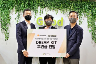 지난 4월 29일 영등포구 굿네이버스 회관에서 위기가정 아동을 위한 ‘빗썸X돈워크맨’ 후원금 기부 전달식이 진행됐다. (사진 왼쪽부터) 문선일 빗썸 서비스부문장, 황성주 굿네이버스 나눔마케팅본부장, 박정재 SLL 디지털본부장.