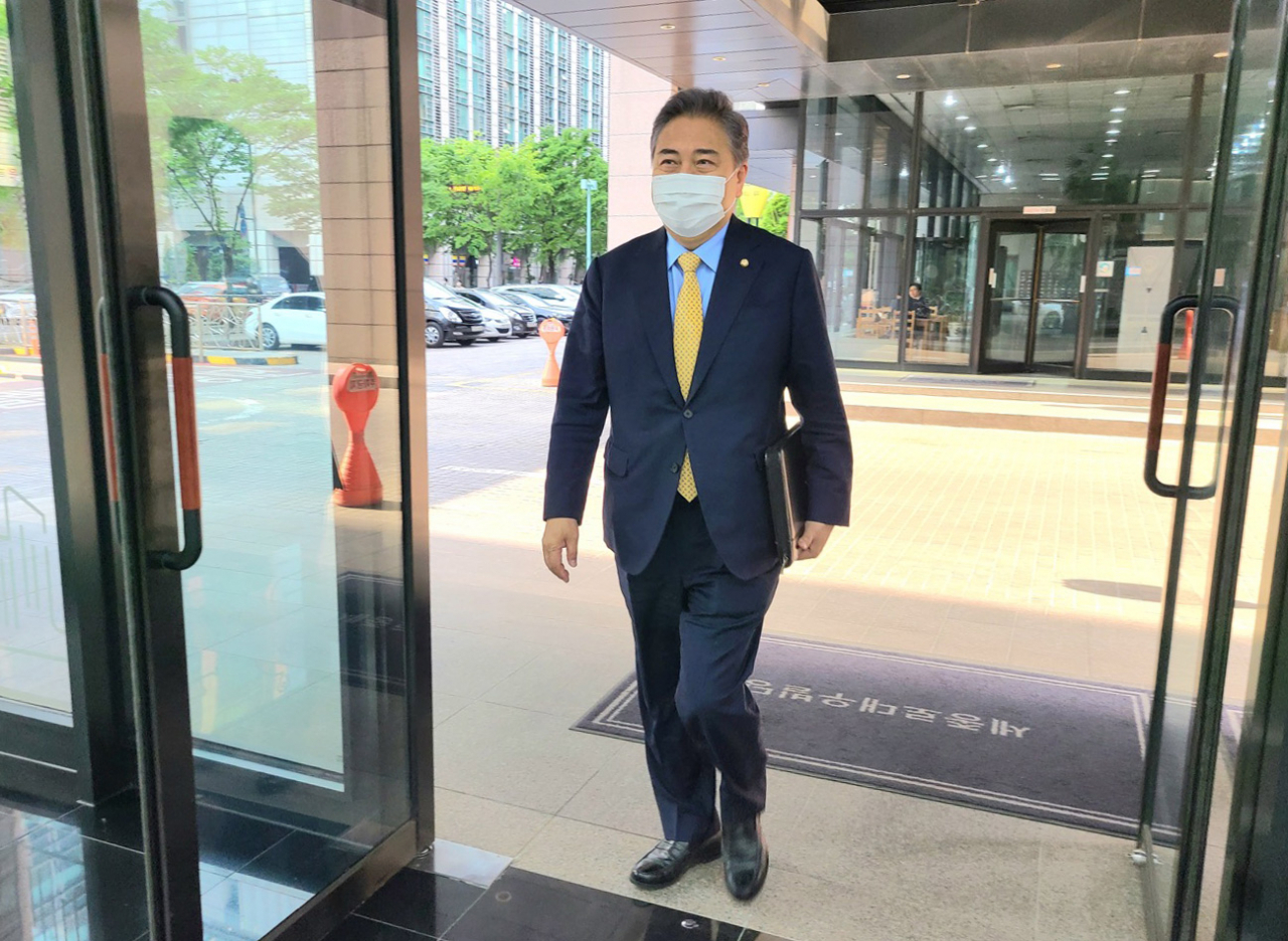 박진 외교부 장관 후보자가 4월28일 서울 광화문 인사청문준비 사무실로 출근하고 있다. [연합]