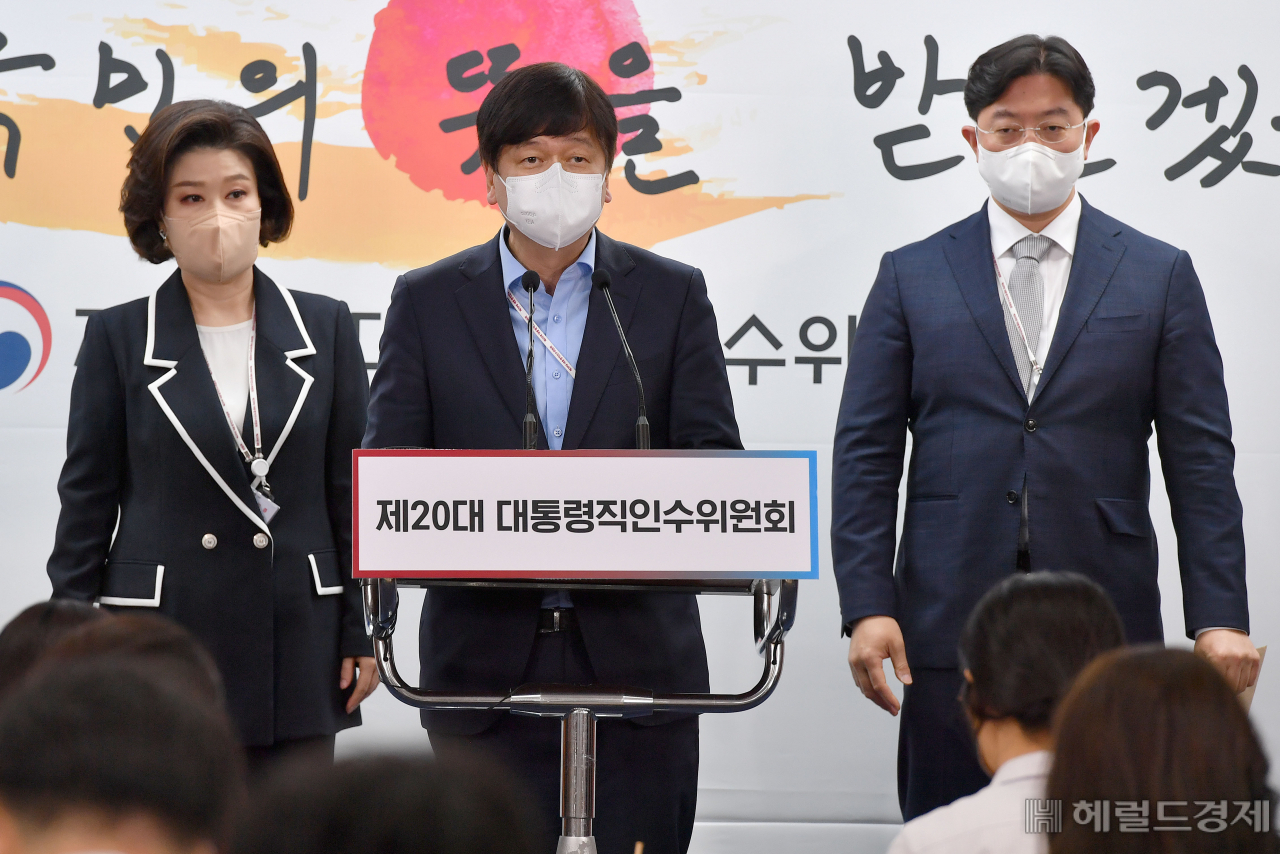 김도식(가운데) 제20대 대통령직인수위원회 사회복지문화분과 인수위원, 백현주(왼쪽) 전문위원, 김동원 전문위원이 지난달 28일 서울 종로구 통의동 인수위 기자회견장에서 문화 생태계 복원 및 문화산업 성장을 위한 국정과제에 대한 브리핑을 하고 있다.[인수위사진기자단]