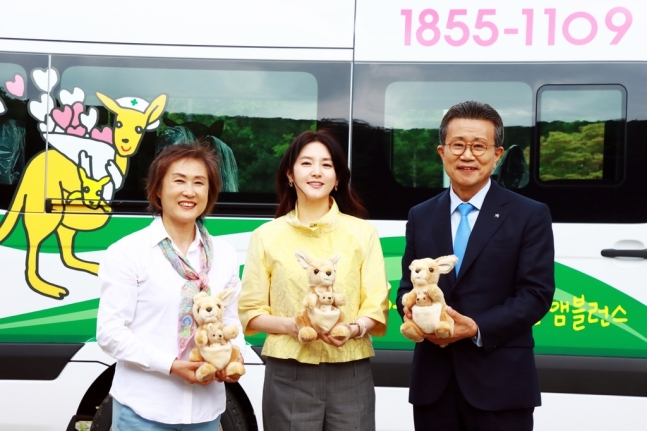 배우 이영애가 4월 30일 '앰뷸런스 소원재단'에 소아암이나 희소 질환으로 바깥출입이 어려운 어린이들의 나들이를 위해 써달라며 1억 원을 기부했다. [연합]