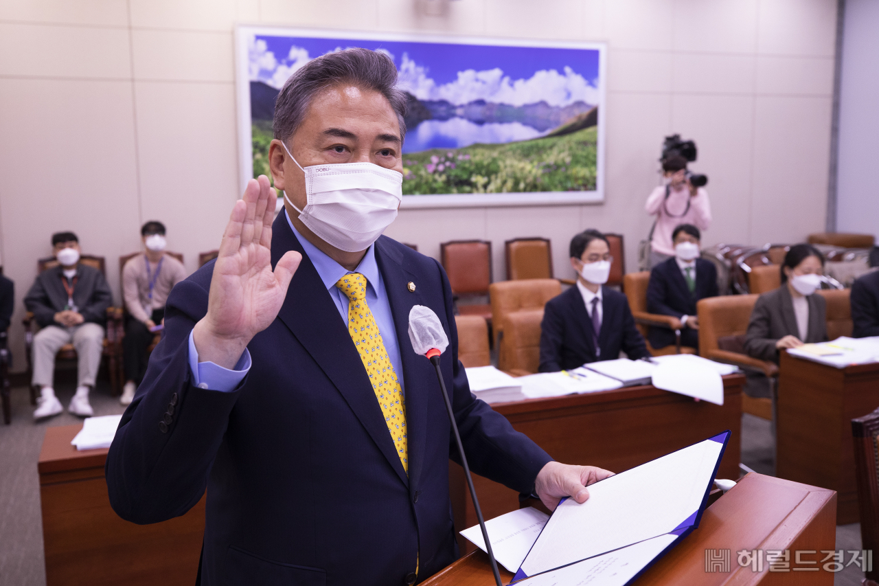박진 외교부 장관 후보자가 2일 국회 외교통일위원회에서 열린 인사청문회에서 선서를 하고 있다. 이상섭 기자