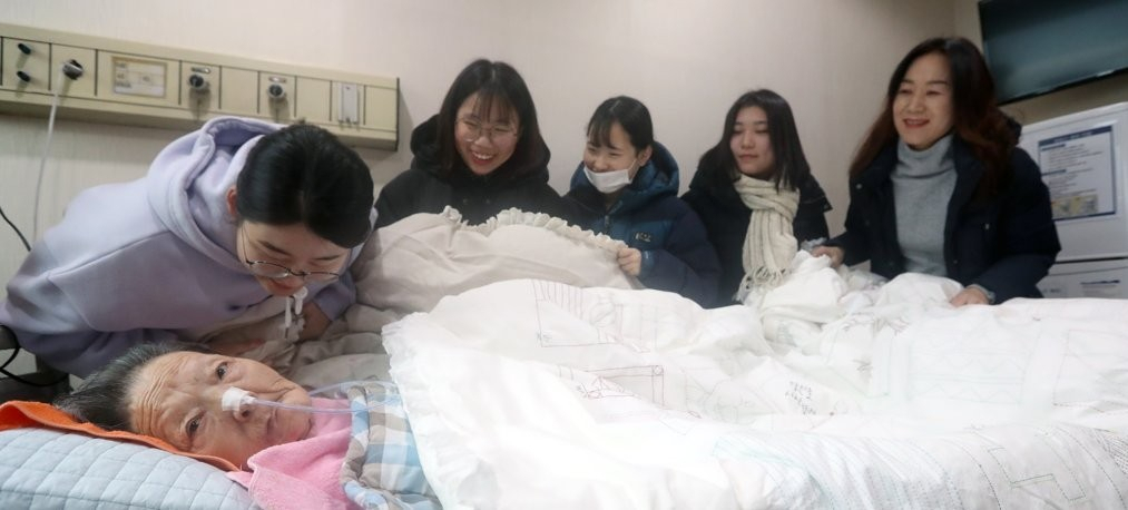 지난 2018년 1월 병원에 입원 중이던 일본군 위안부 피해 김양주 할머니가 진해여고 학생들의 병문안을 받고 있다. [연합]