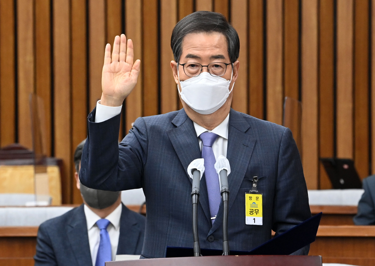한덕수 국무총리 후보자가 2일 오전 국회에서 열린 인사청문회에서 선서하고 있다. 이상섭 기자
