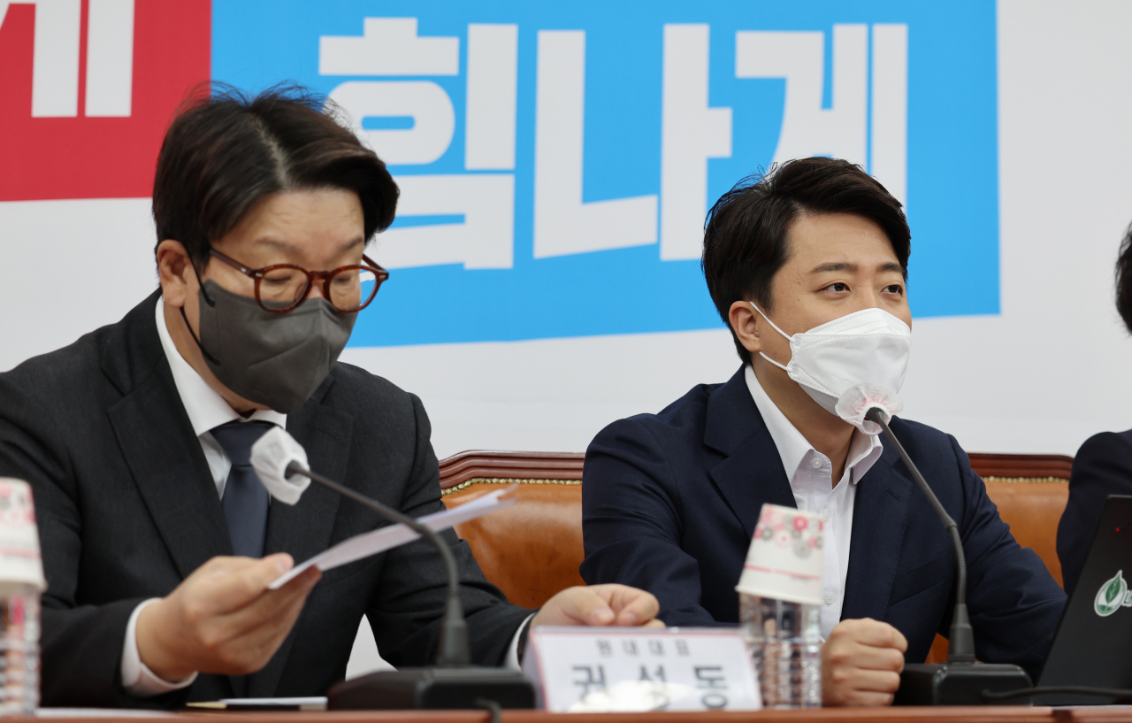 국민의힘 이준석 대표가 2일 국회에서 열린 최고위원회의에서 발언하고 있다. 왼쪽은 권성동 원내대표 [사진=이상섭 기자]