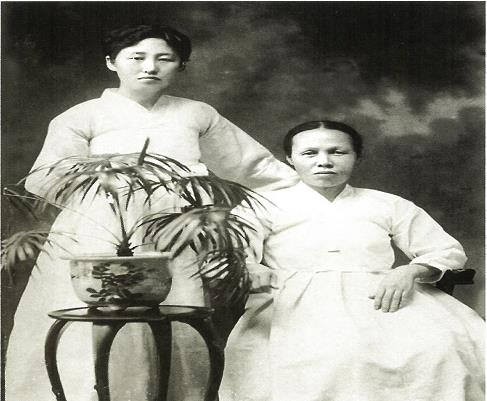 This file photo released by the Ministry of Patriots and Veterans Affairs on Monday, shows South Korean independence fighter Dora Moon (R) and her daughter Whila Chung. (Yonhap)