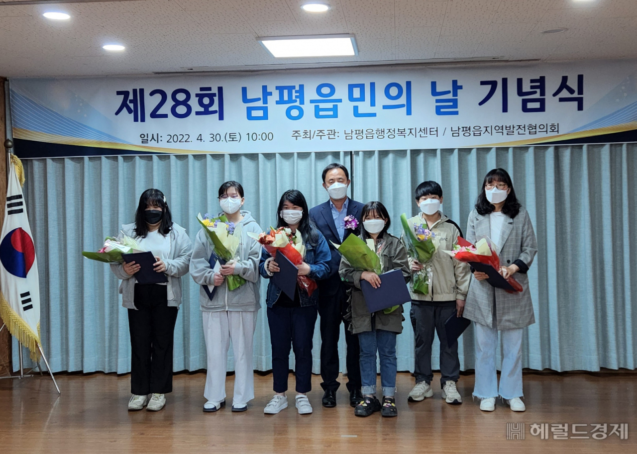 중흥그룹 골드레이크 컨트리클럽(임대형 대표이사)은 지난달 30일 제28회 남평읍민의 날을 맞아 지역내 학생들에게 장학금을 전달했다
