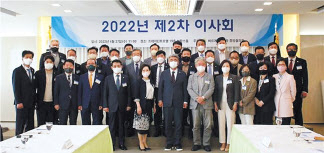 바르게살기운동중앙협의회(회장 정원주·앞줄 왼쪽 일곱번째)는 지난달 27일 서울 프레지던트 호텔에서 17개 시·도협의회장과 중앙임원들이 참여한 2022년 제2차 이사회를 개최하고 ‘(가칭)1인 1농촌고향 갖기 국민운동’ 추진을 의결했다고 2일 밝혔다. [바르게살기운동 제공]