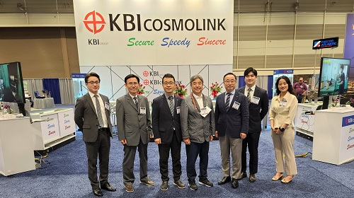 미국 뉴올리언스에서 진행된 ‘국제 송배전 (IEEE PES T&D) 전시회’에 박한상 KBI그룹 부회장(가운데)과 KBI코스모링크, KBI코스모링크 비나, KBI알로이 등 각사 임직원들이 기념촬영을 하고 있다. [KBI 제공]