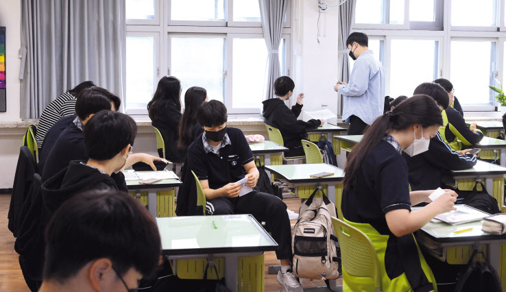 일반사회에 비해 더뎠던 학교의 일상회복이 시작된 2일 오전 서울 마포구 성서중학교에서 학생들이 수업을 하고 있다. 2년 넘게 원격수업을 병행하던 유치원과 초·중·고등학교가 전면등교를 시작했다. 교실 수업뿐만 아니라 소규모 체험활동도 가능해졌다. 또, 학생들은 야외 체육수업을 할 때 마스크를 착용하지 않아도 된다. 이상섭 기자