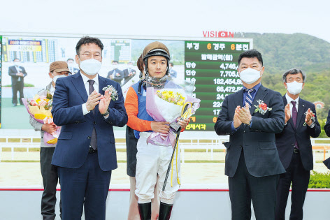 1일 헤럴드경제배 대상경주 시상식에 전창협(왼쪽부터) 헤럴드경제 대표이사, 서승운 기수, 오순민 말산업본부장, 정기환 마사회 회장이 참석,우승 기수에게 꽃다발을 주고 박수를 치고 있다. 박해묵 기자