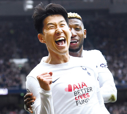 손흥민이 1일(한국시간) 레스터 시티와 EPL 홈경기서 득점한 후 환호하고 있다. [EPA]