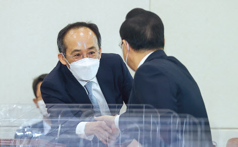 추경호 부총리 겸 기획재정부 장관 후보자가 2일 오전 국회에서 열린 인사청문회에서 더불어민주당 박홍근 원내대표와 악수하고 있다. [연합]