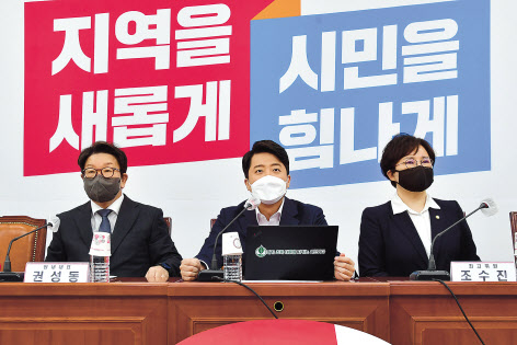 이준석 국민의힘 대표가 2일 국회에서 열린 최고위원회의에서 발언하고 있다. [국회사진기자단]