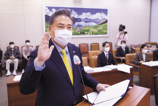 박진 외교부 장관 후보자가 2일 국회 외교통일위원회에서 열린 인사청문회에서 선서를 하고 있다. 박 후보자는 이자리에서 모두발언을 통해 “새 정부의 외교기조는 자유 평화, 번영에 기여하는 글로벌 중추국가 실현”이라고 밝혔다. 이상섭 기자