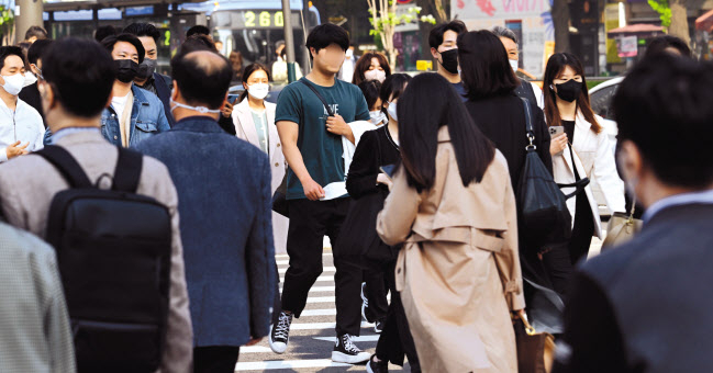 실외 마스크 착용 의무가 해제된 2일 오전 서울 광화문네거리 인근으로 출근하는 대부분의 시민들이 마스크를 쓴 채 발걸음을 옮기고 있다. 의무가 사라지자 해방감에 마스크를 벗고 외출하는 이들도 많았지만, 출근길 시민 다수는 감염에 대한 경계감에 여전히 마스크를 착용한 차림이었다. 빅해묵 기자