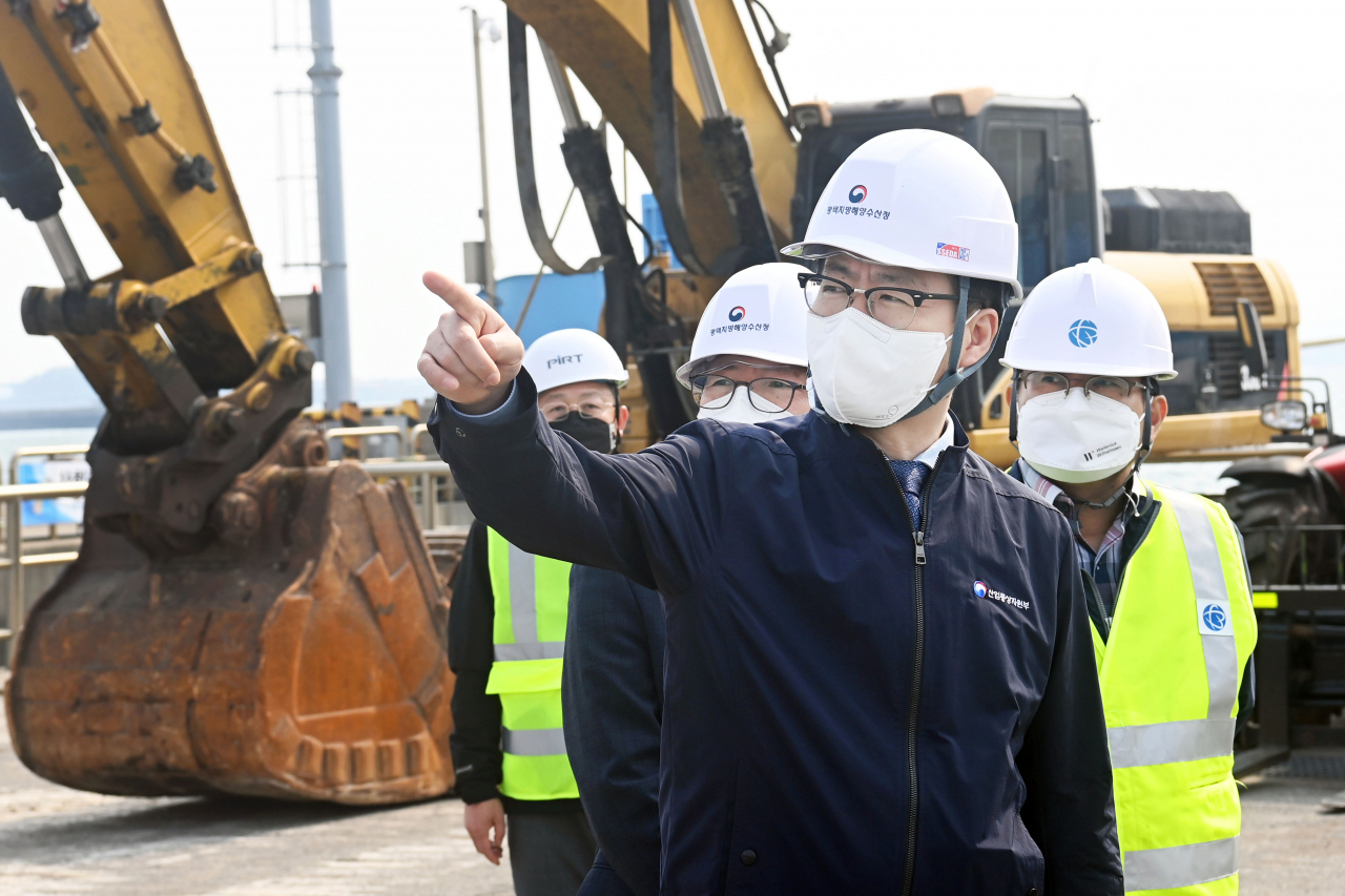 여한구 산업통상자원부 통상교섭본부장이 지난달 21일 중국 도시봉쇄 조치와 러-우크라이나 사태 지속 등에 따른 수출입 물류 동향 점검 차 경기도 평택당진항을 방문해 시설을 둘러보고 있다. [산업통상자원부 제공]