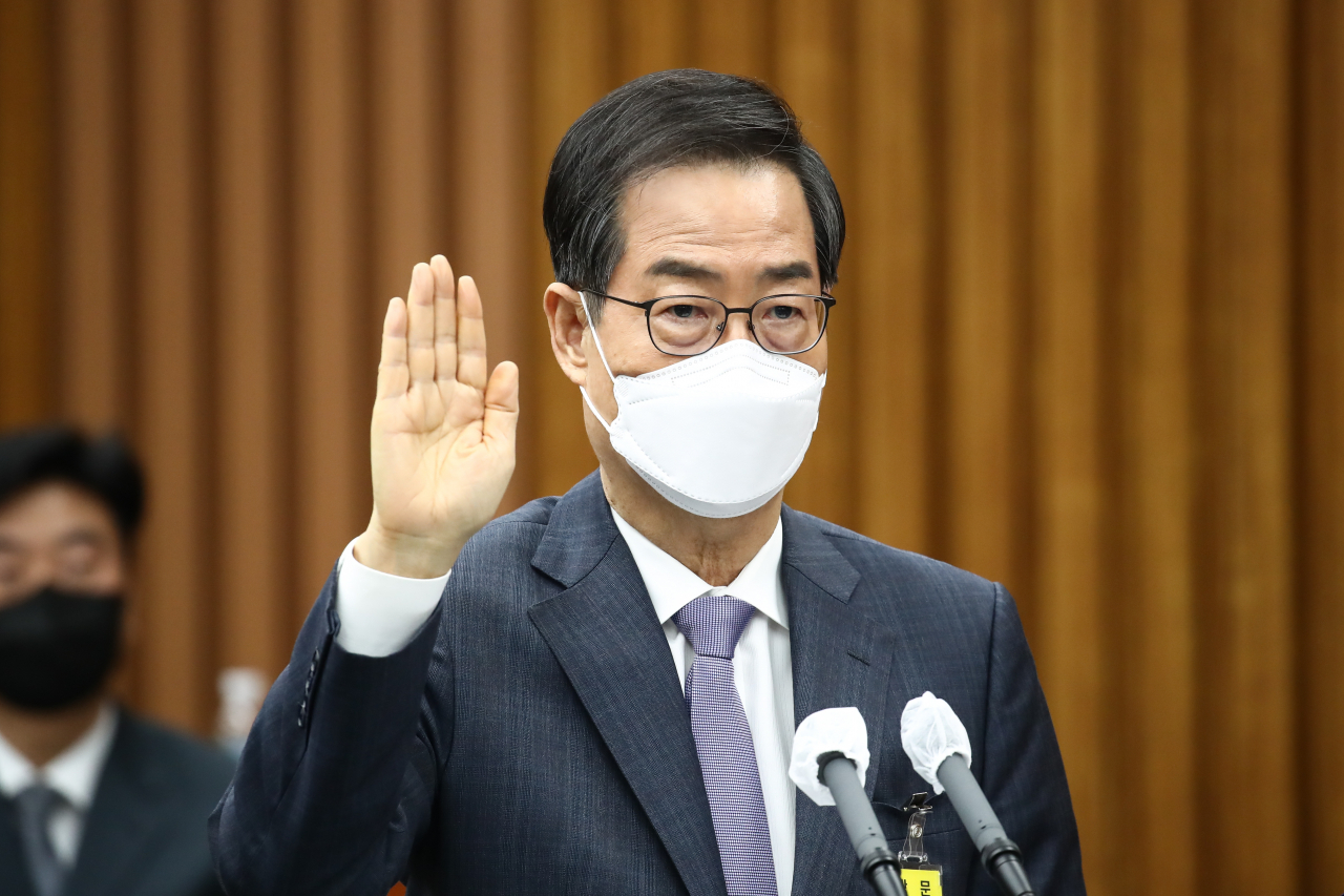 한덕수 위원장이 2일 오전 국회에서 열린 인사청문회에서 선서하고 있다. [연합]