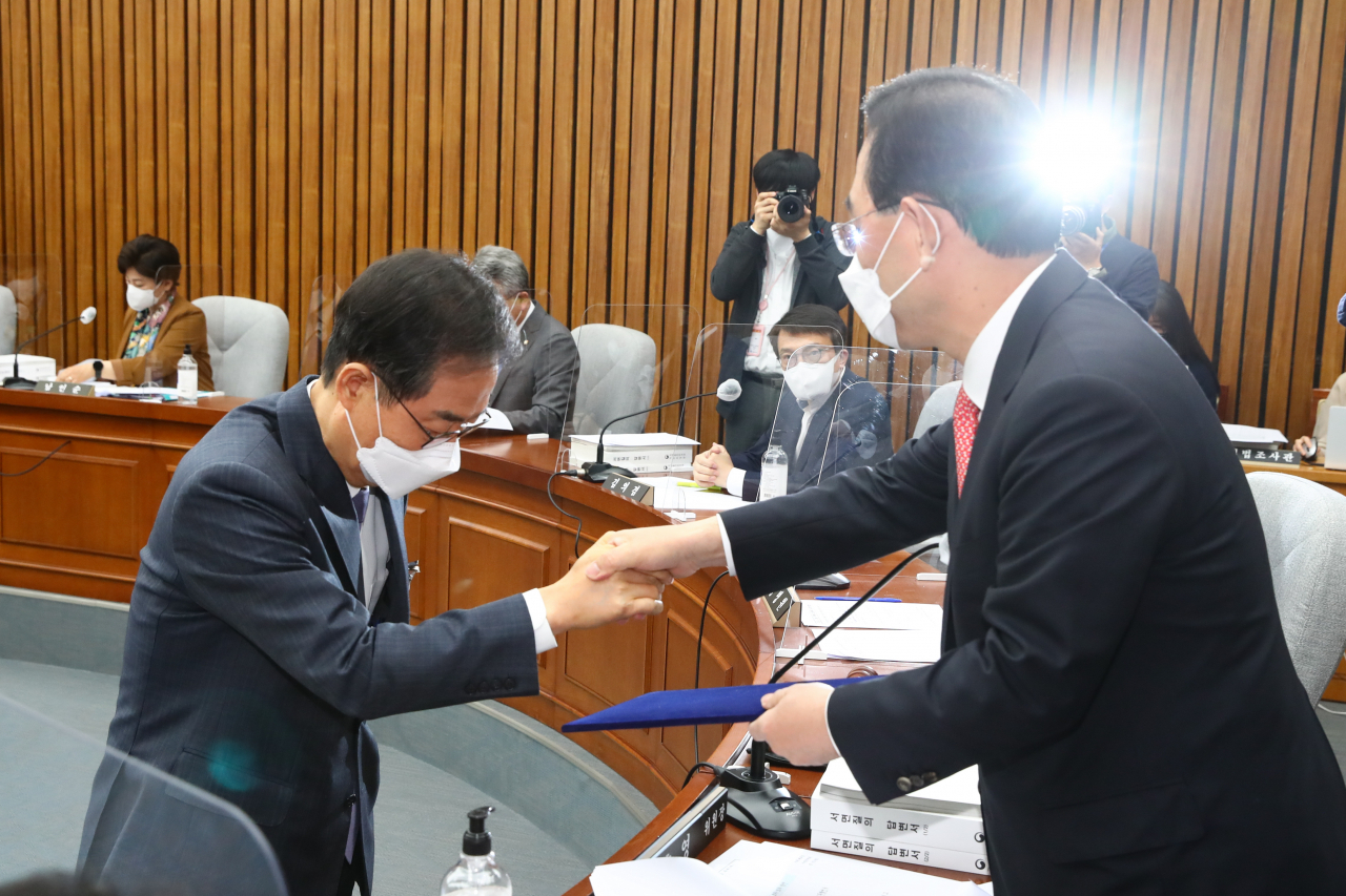 한덕수 국무총리 후보자가 2일 오전 국회에서 열린 인사청문회에서 주호영 위원장에게 선서문을 제출하고 있다. [연합]