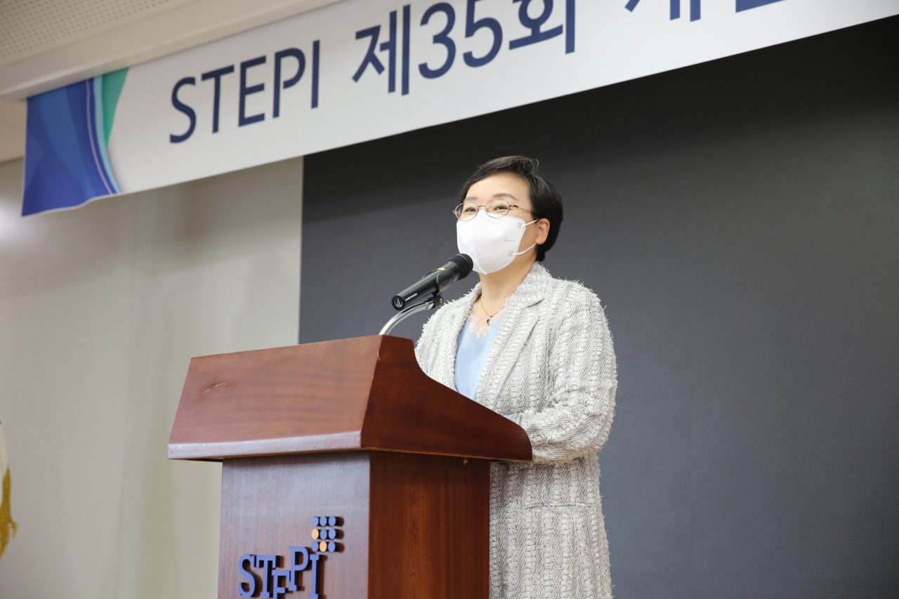 문미옥 STEPI 원장이 2일 열린 35주년 개원 기념식에서 기념사를 전하고 있다.[STEPI 제공]