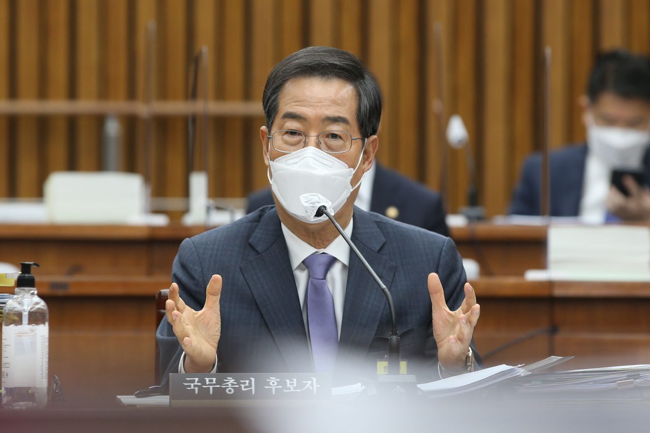 한덕수 국무총리 후보자가 2일 오전 국회에서 열린 인사청문회에서 의원질의에 답하고 있다. 이상섭기자
