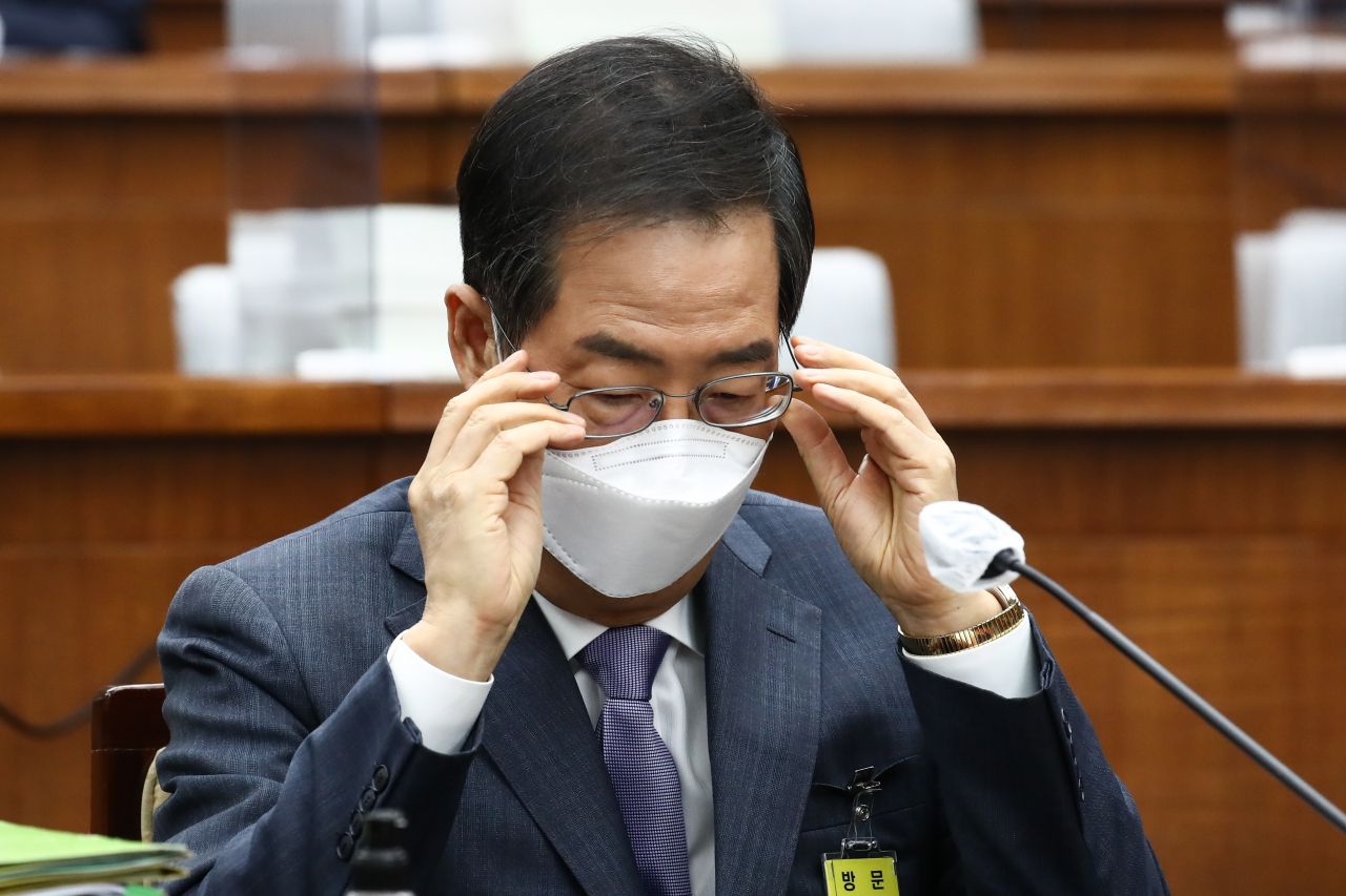 한덕수 국무총리 후보자가 2일 오전 국회에서 열린 인사청문회에서 안경을 고쳐 쓰고 있다. 이상섭 기자
