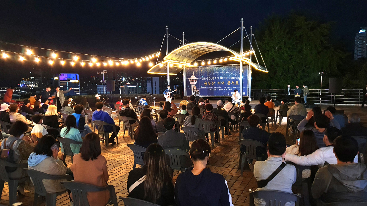 30일 부산 중구 용두산공원 다이아몬드타워 앞 광장에서 열린 ‘비어 콘서트’에서 관람객들이 공연을 감상하고 있다. [BN그룹 제공]