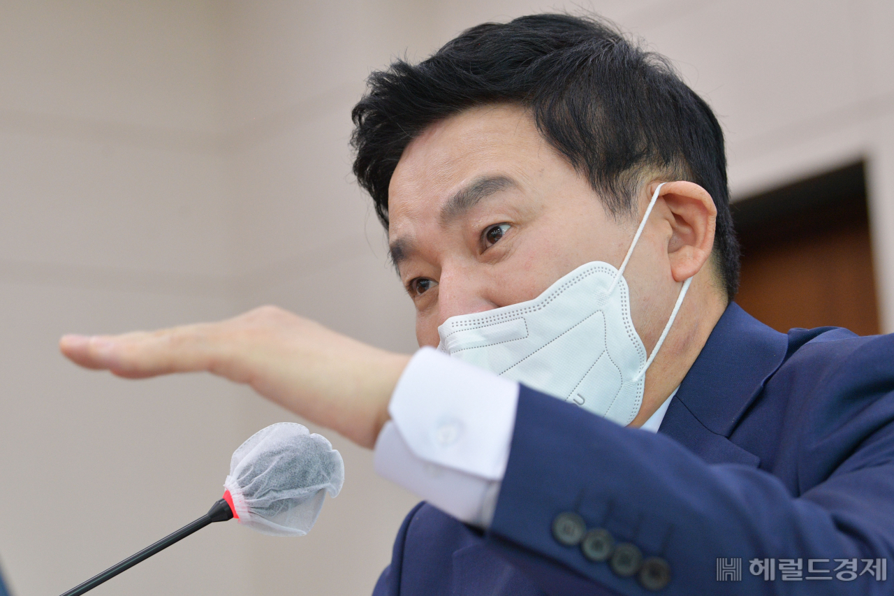 원희룡 국토교통부 장관 후보자가 2일 오전 서울 여의도 국회 국토교통위원회에서 열린 인사청문회에 출석해 '청문위원 질의에 답변하고 있다. 이상섭 기자