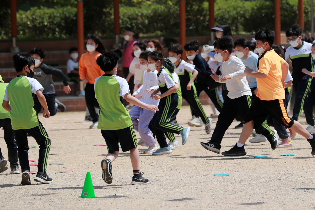 2일 오전 부산 기장군 가동초등학교에서 열린 운동회에서 학생들이 신나게 뛰어 놀고 있다. 학년 전체가 모여 진행되는 운동회는 코로나19로 3년만이다. 이날 운동회는 50인 이상 행사로 학생들은 마스크를 착용한 채 운동회를 즐겼다. [연합]