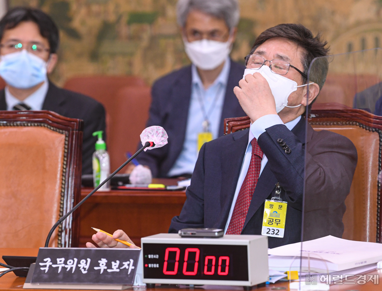 박보균 문화체육관광부 장관 후보자가 2일 서울 여의도 국회에서 열린 문화체육관광위원회 인사청문회에서 전용기 더불어민주당 의원의 질의를 듣던 중 몸을 젖히며 눈을 감고 있다. 이상섭 기자
