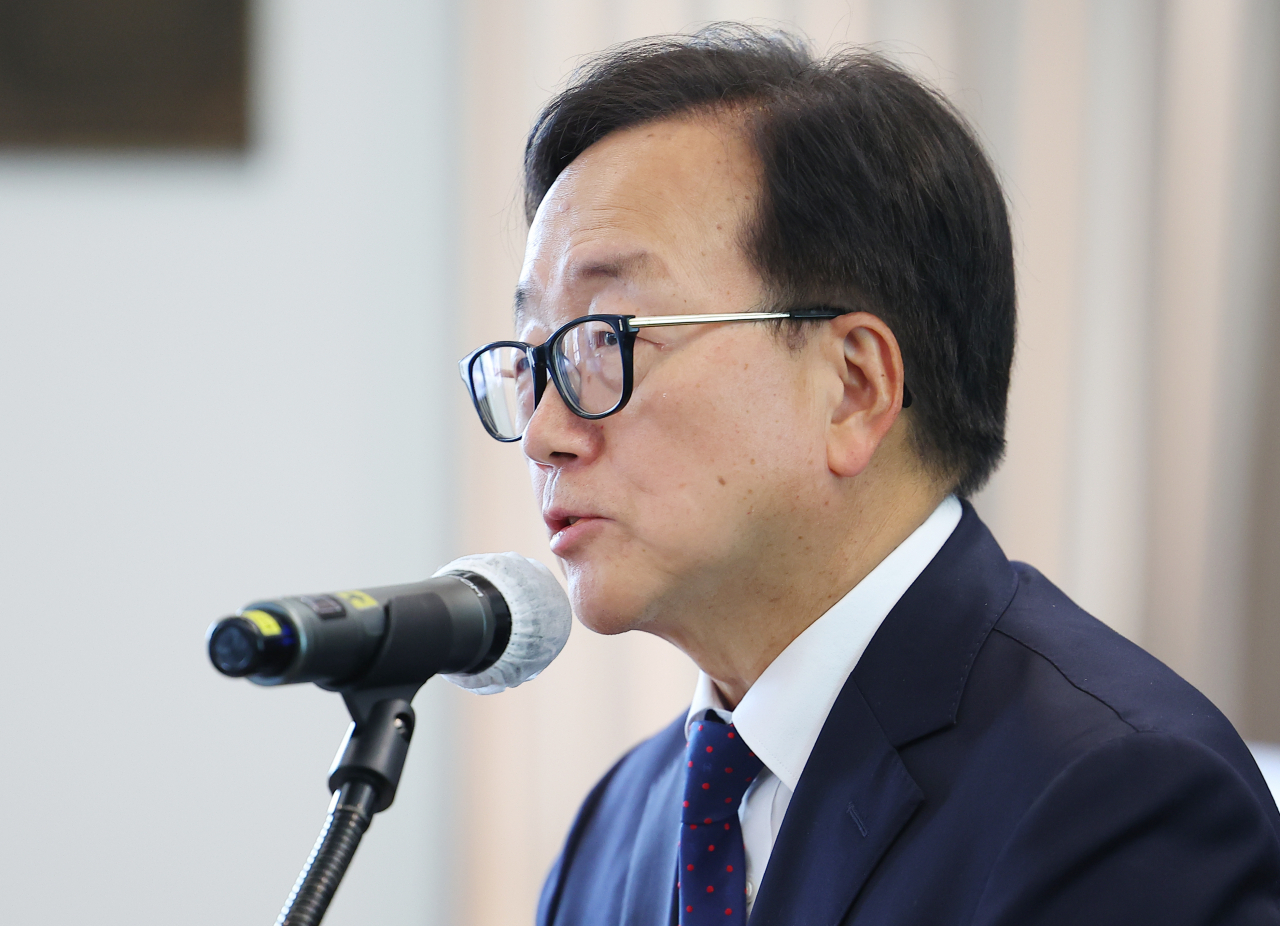 2일 서울 중구 프레스센터에서 열린 ‘최저임금제도 진단 및 합리적 개선방안 모색’ 토론회에서 이동근 한국경영자총협회 상근부회장이 개회사를 하고 있다. [연합]