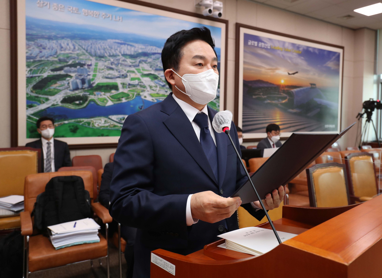 원희룡 국토부 장관 후보자가 2일 오전 국회에서 열린 인사청문회에서 선서하고 있다. [인수위사진기자단]